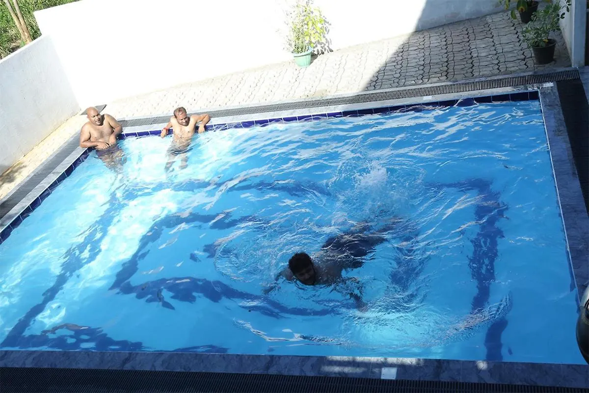 Awanhala Hotel Katugastota 2*,